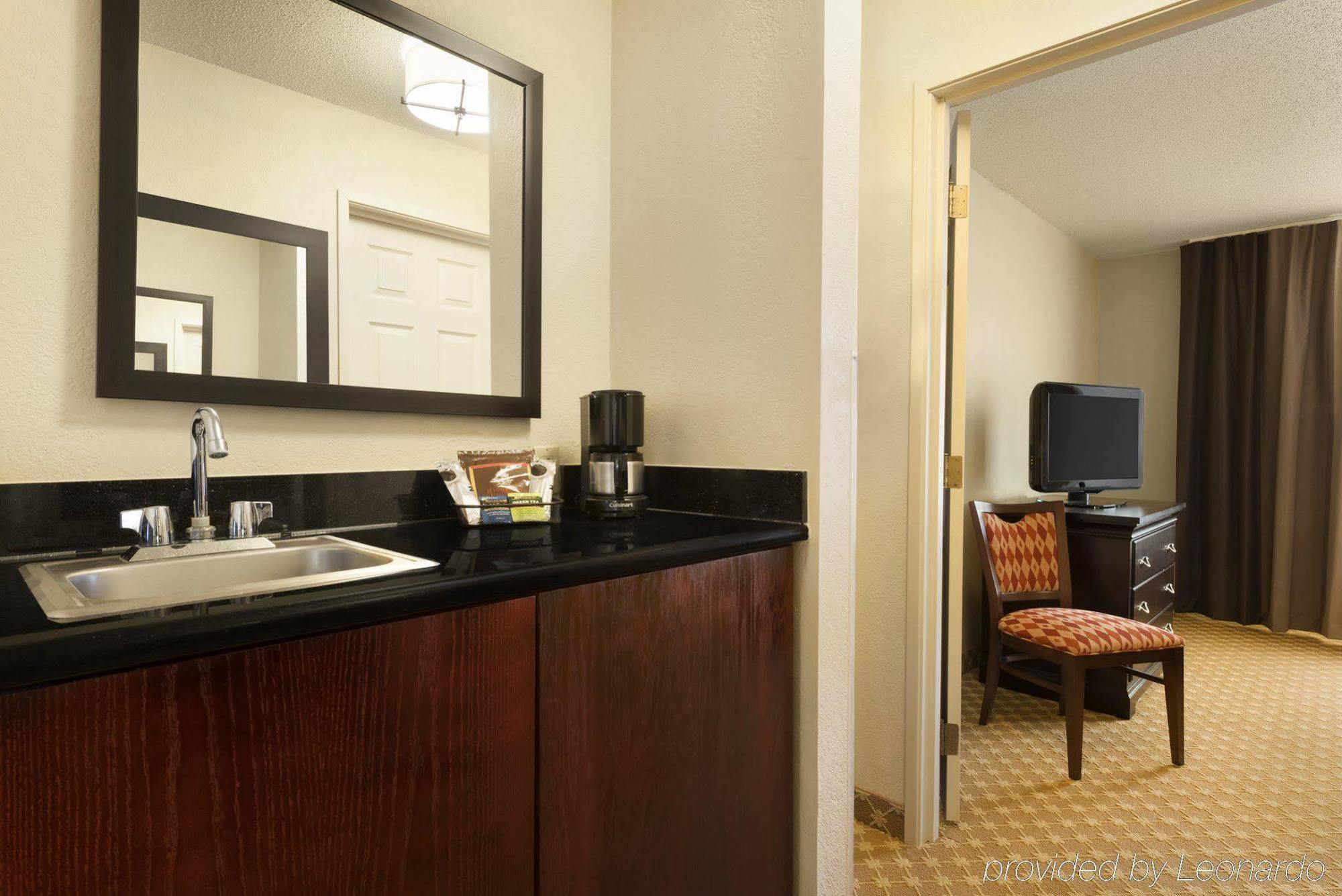 Quality Inn & Suites Александрия Екстериор снимка