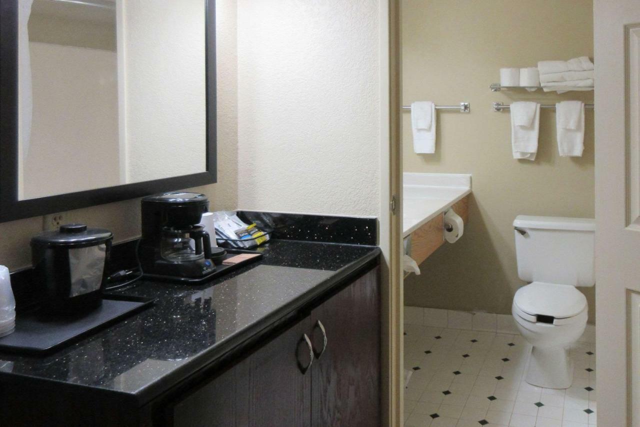 Quality Inn & Suites Александрия Екстериор снимка