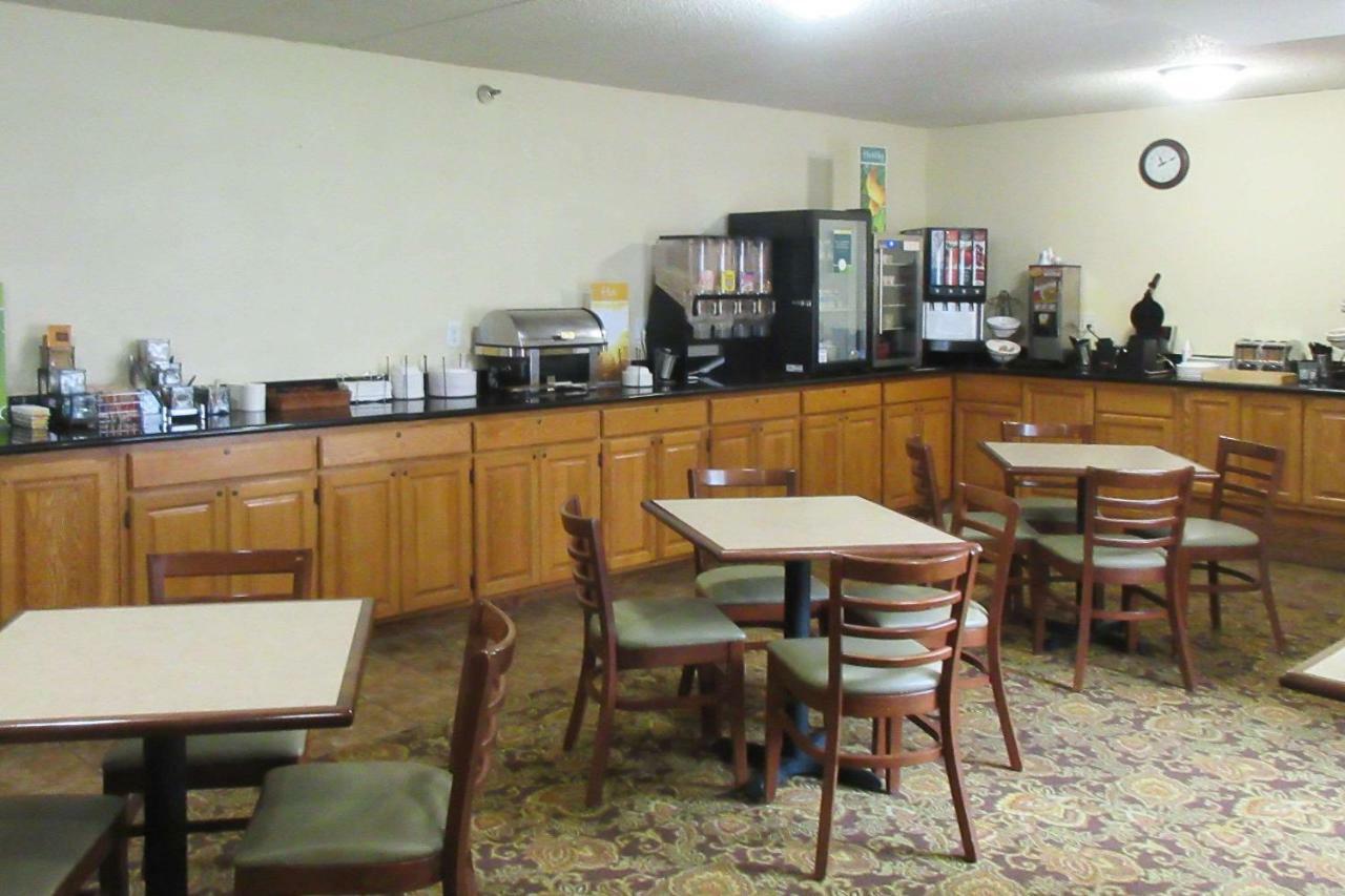 Quality Inn & Suites Александрия Екстериор снимка