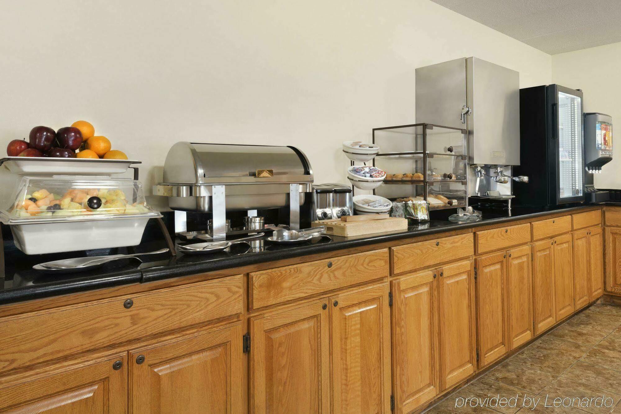 Quality Inn & Suites Александрия Екстериор снимка
